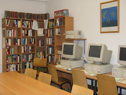 Schulraum mit Blick auf die Computerarbeitsplätze